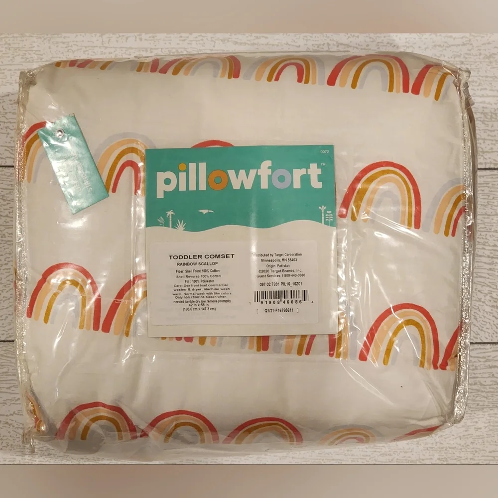 Pillowfort Toddler Rainbow Scallop Cotton Kids'Comforter